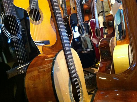 Gitarren Auswahl im shop gitronik Classic,Acoustic und Electric guitars antestbereit...