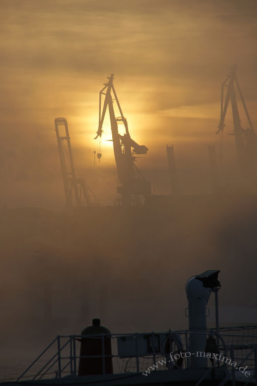 Nebel-Im-Hamburger-Hafen