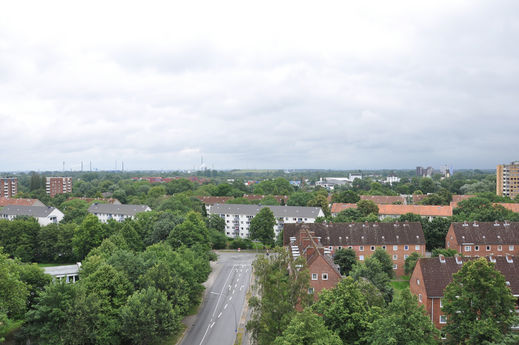 Panoramabild von Wilhelmsburg bei Wolkenhimmel.
