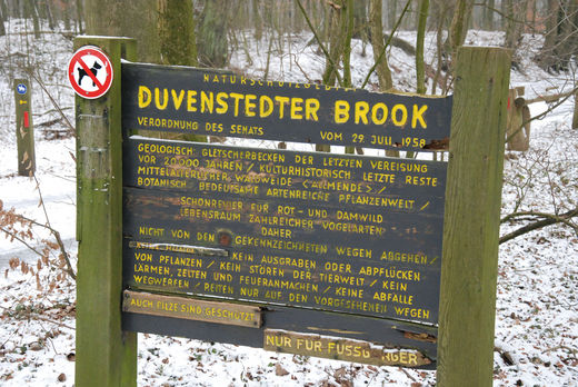 Duvenstedterbrook Schild nah im Schnee