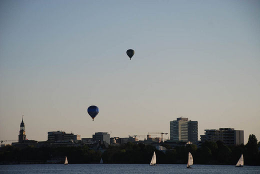Heiluftballons ber der Innenstadt