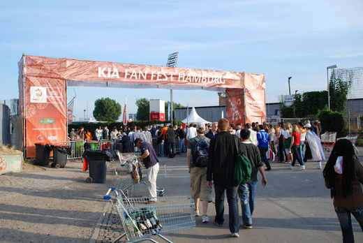 Der Eingang zum Fan Fest in Hamburg 