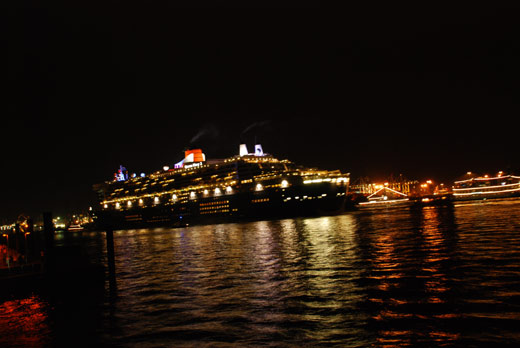 Queen Mary 2 vor dem Dockland