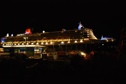 Queen Mary 2 hat am Hamburg Cruise Center angelegt
