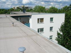 Wohnblock mit Sat-Antenne für 160 Teilnehmer