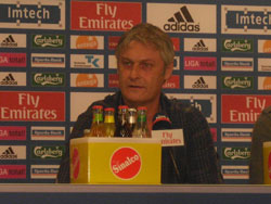 Armin Veh bei der Pressekonferenz