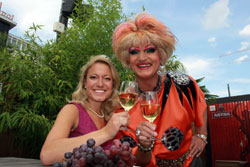 Die amtierende Weinprinzessin des deutschen Weinverbandes Melanie Unsleber mit Olivia Jones