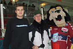 Maskottchen der Freezers Stanley mit Veranstalter Sven Julius und Schiri (von rechts)