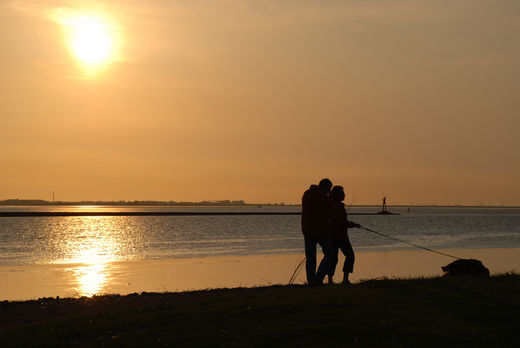 Spaziergnger im Sonnenuntergang