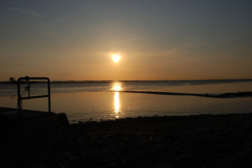 Sonnenuntergang an der Elbe