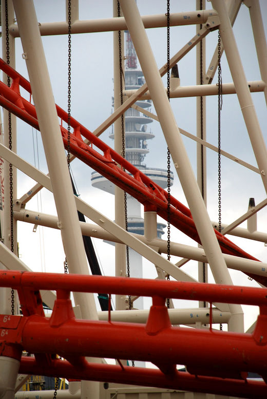 Fernsehturm und Looping Bahn auf dem Dom in Hamburg