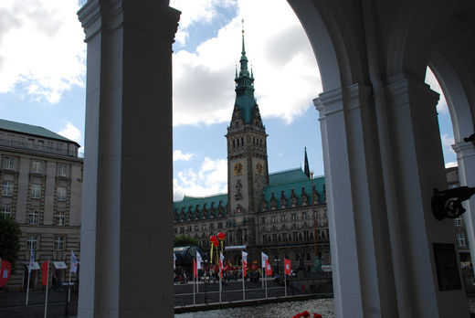 Blick aus den Alsterarkaden auf das Rathaus