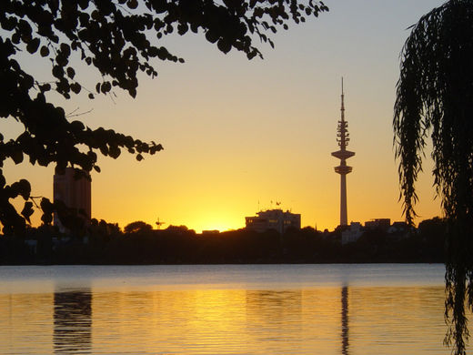 Sonnenuntergang an der Aussenalster mit Blick auf den Fernsehturm