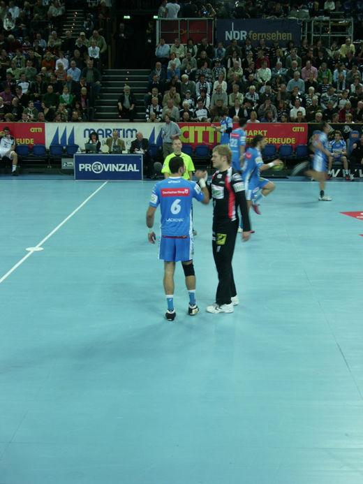 Joachim Bitter und Blazenko Lackovic vom HSV Handball