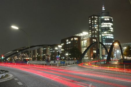 Hafen bei Nacht an der Niederbaumbrücke