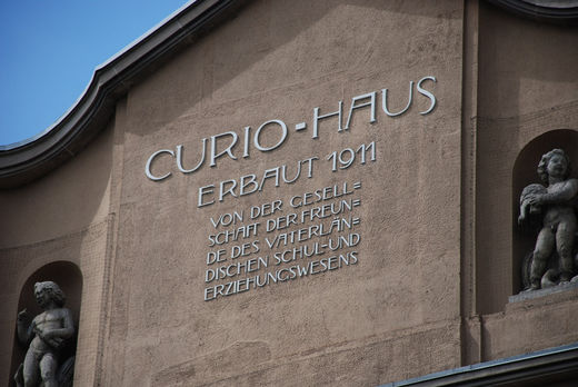 Inschrift unter dem Dach des Curio Haus