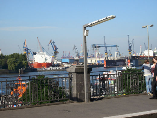 U Bahn Landungsbrücken Blick auf Dock 17