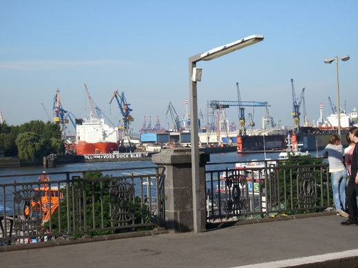 U Bahn Landungsbrcken Blick auf Dock 17