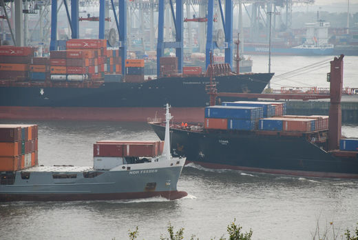 Containerschiffe im Hamburger Hafen