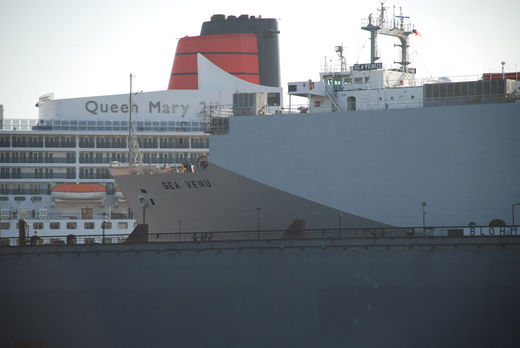 Sea Venu und Queen Mary 2 im Dock beim Blohm und Voss