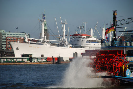 Cap San Diego mit Mississippi Dampfer in Hamburg