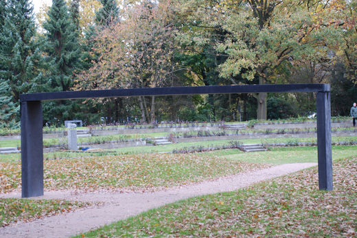 Fussballtor am Eingang des HSV Friedhof