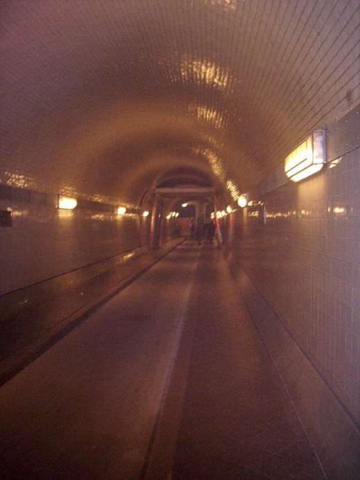 Im alten Elbtunnel