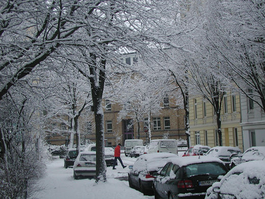Schule Winterhude Weg im Schnee