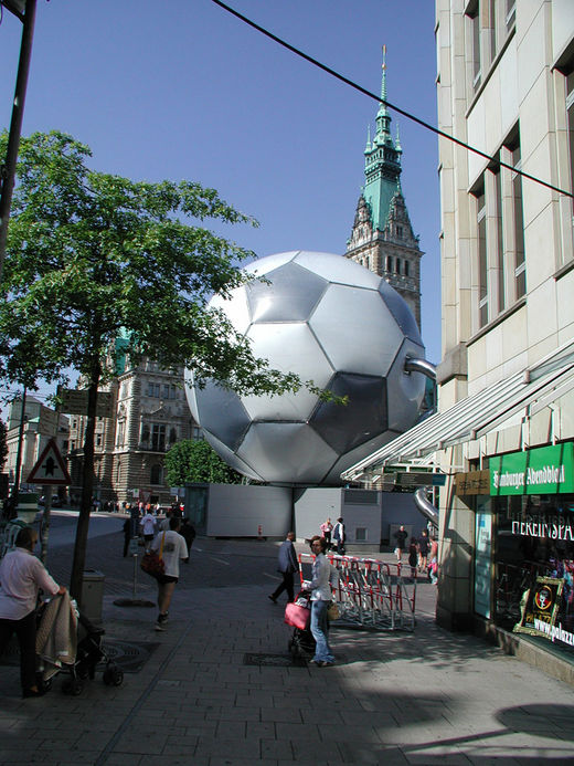 WM Globus vor dem Hamburger Rathaus