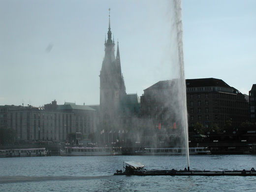 Alsterfontne vor Hamburger Rathaus