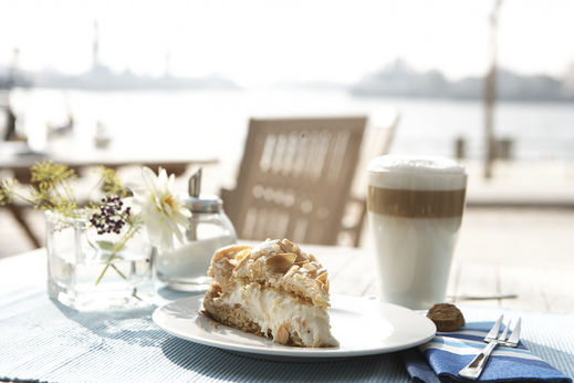 Kuchen und Milchkaffee in der Kaiserperle