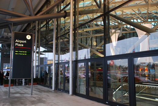 Eingang zur Airport Plaza