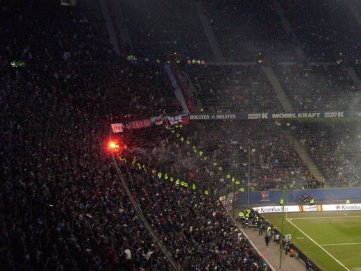 Fans Ajax Amsterdam im Fanblock in Hamburg
