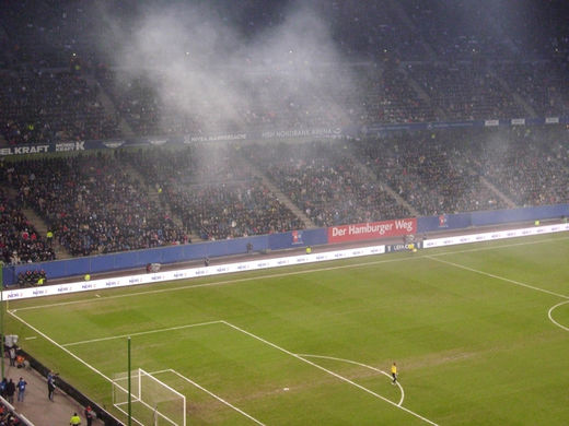 Rauchschwaden ber der Westtribne beim HSV