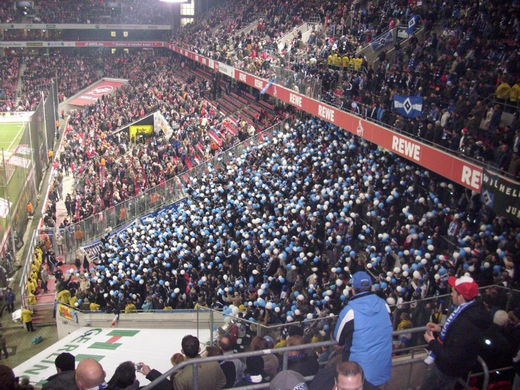 Luftballon Choreographie der HSV Fans in Kln