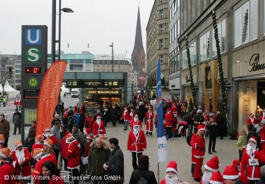 Weihnachtsmnner auf dem Jungfernstieg