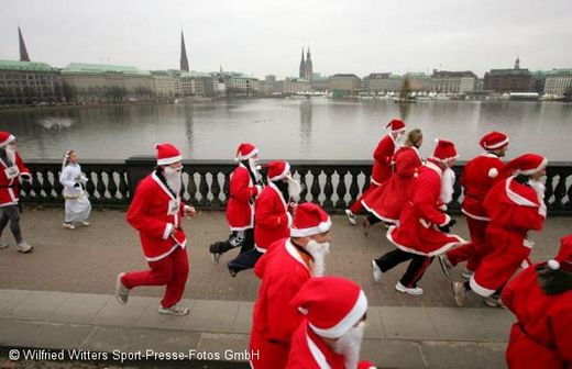 Weihnachtsmnner auf der Lombardsbrcke