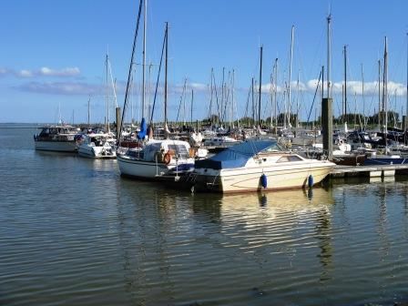 Kleine Yachthafen in Bensersiel