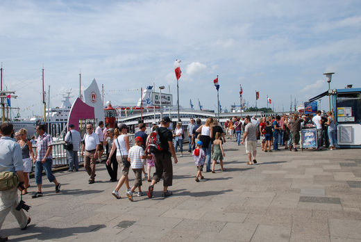 Touristen am Hafen