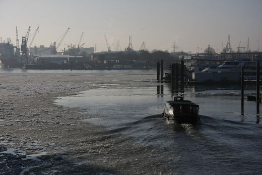 Barkasse im winterlichen Hafen