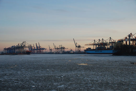 Containerhafen im Winter