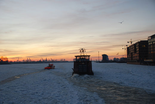 Sonnenuntergang im Hafen von Hamburg