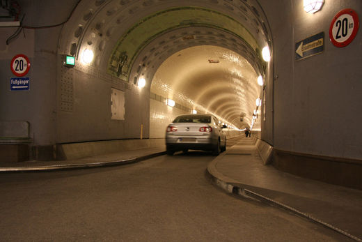 Auto im Elbtunnel