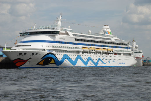 Aida Aura und MS Deutschland am Hamburg Cruise Center