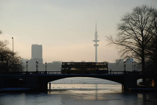 Stadtrundfahrtbus an der Alster