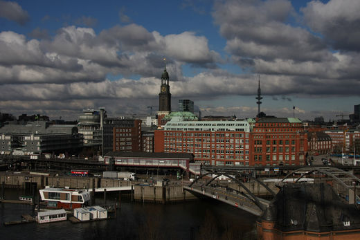 Wolkiger Himmel ber der Innenstadt