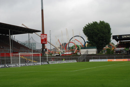 Hamburger Dom hinter dem Millerntorstadion