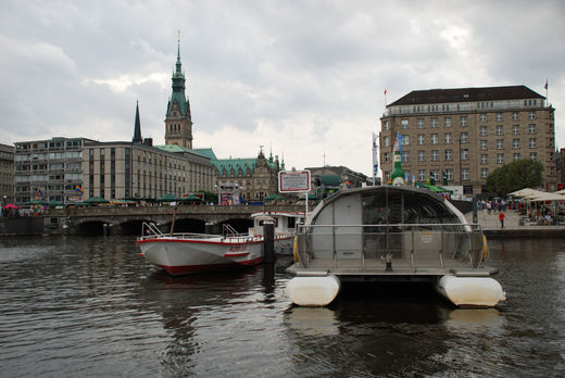 Alsterdampfer Parkplatz vor dem Rathaus