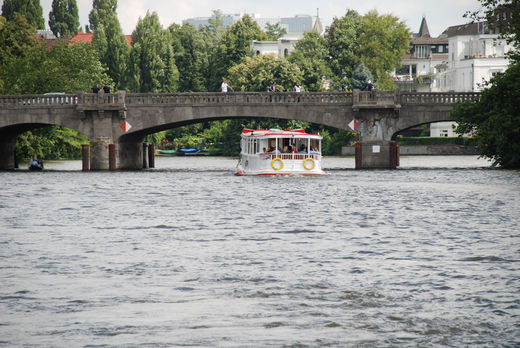 Alsterdampfer unter der Langenzugbrücke