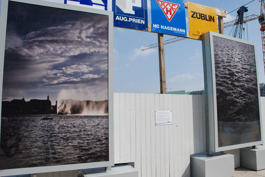 Fotokunst am Baustellenzaun